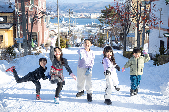 雪で遊ぶ子供たち