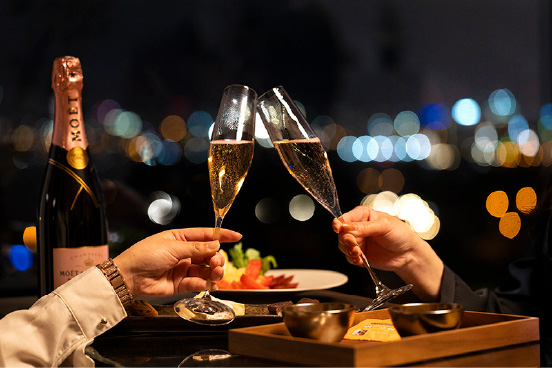 夜景を眺めながら乾杯